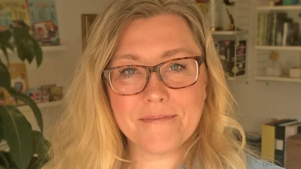 Millis Sarri, illustratör från Bålsta, är en av dem som ska måla "gubbar" på vikta papper. Tanken är att illustratörerna tecknar en del av gubben var och sedan viker ner pappret över exempelvis gubbens huvud, innan pappret skickas till nästa konstnär som får teckna kroppen osv.
