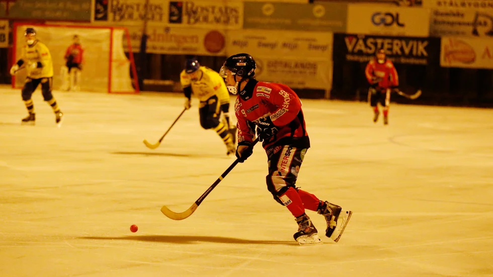 Henrik Cervin hade stor del i att Tjust Bandy fick med sig en poäng i och med att han svarade för två mål och en assist.