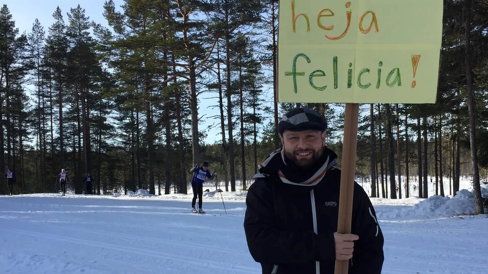 Mohamad Hassan (L) hejade troget på sin dotter när hon åkte Vasaloppet. Nu är han fast besluten att slå hennes tid. "Hon tror inte jag kommer klara det".