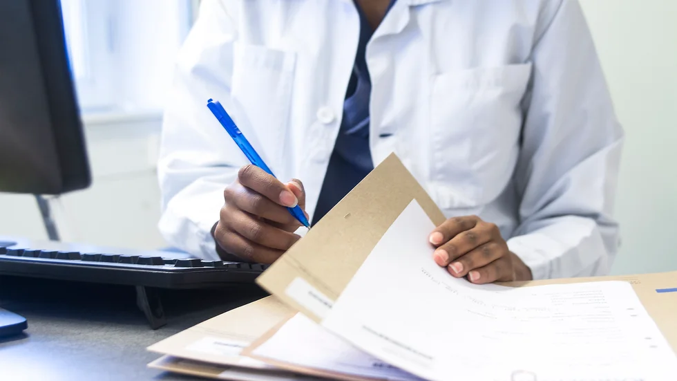 "Det är hög tid att uppvärdera yrket medicinsk sekreterare genom bättre villkor och en skyddad yrkestitel", menar skribenterna.