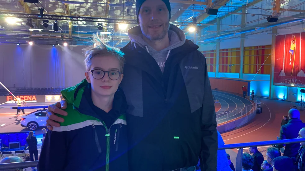 Axel Lindén och pappa Klas Marteleur var laddade inför kvällens tävling. Axel Lindén sysslar själv med friidrott.