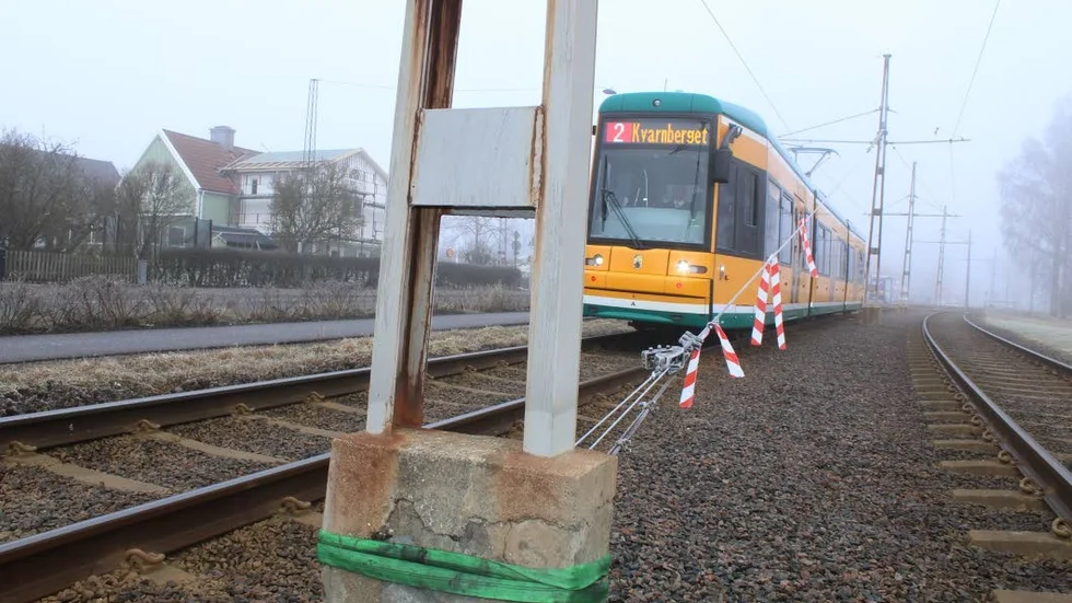 Trasig stolpe. Borta vid spårvagnen, syns den kontaktlednngsstolpe, som riskerade ramla omkull, men som nu säkratsmed hjälp av en vajer.