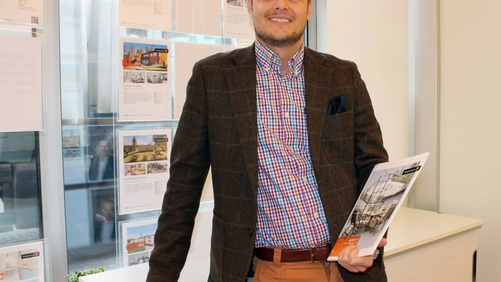 Henrik Angström, fastighetsmäklare i Finspång, gläds åt prisutvecklingen på fritidshus i Finspångs kommun.