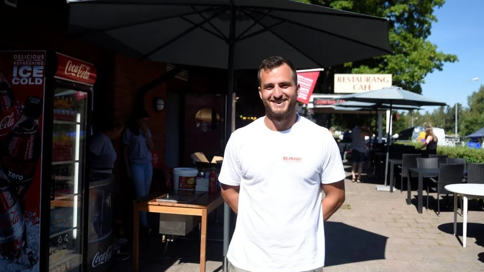 Johannes Jabro, ägare till Rejmyre restaurang och pizzeria, fick finna sig i att inte tända sitt stora grillbord som han brukar använda.