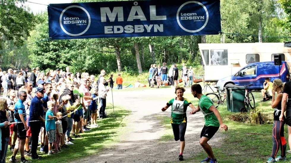 Annelie Håkanson skickar iväg Markus Abrahamsson ut på den sista sträckan för Grytgöls IK. Markus korsade sedan mållinjen först av alla.