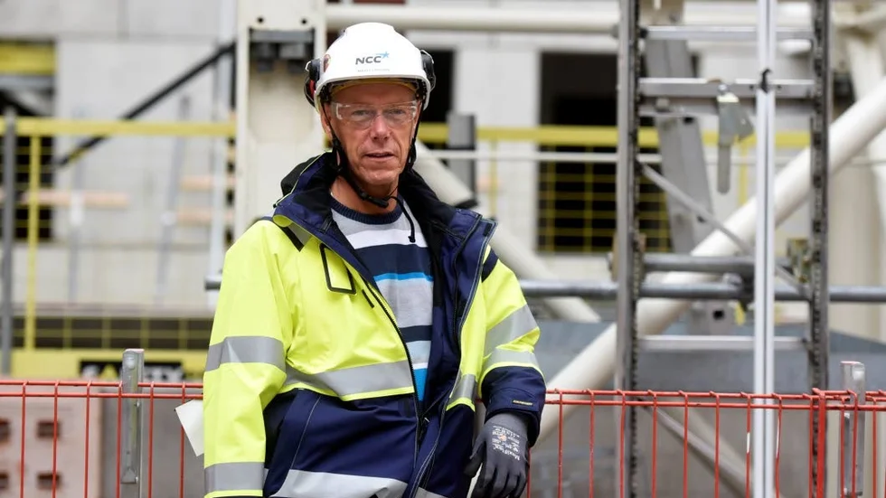 Mikael Larsson, projektchef NCC, uppmanar ungdomarna som klättrar i den höga kranen att sluta med det.