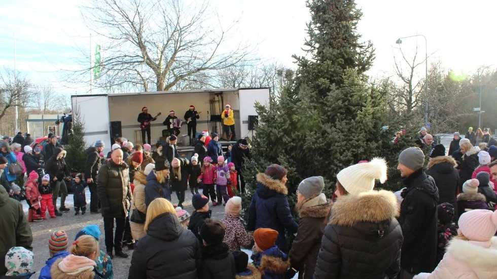 Åbyborna samlas på torget och barnen flockas runt granen när julen dansas ut på lördagen.