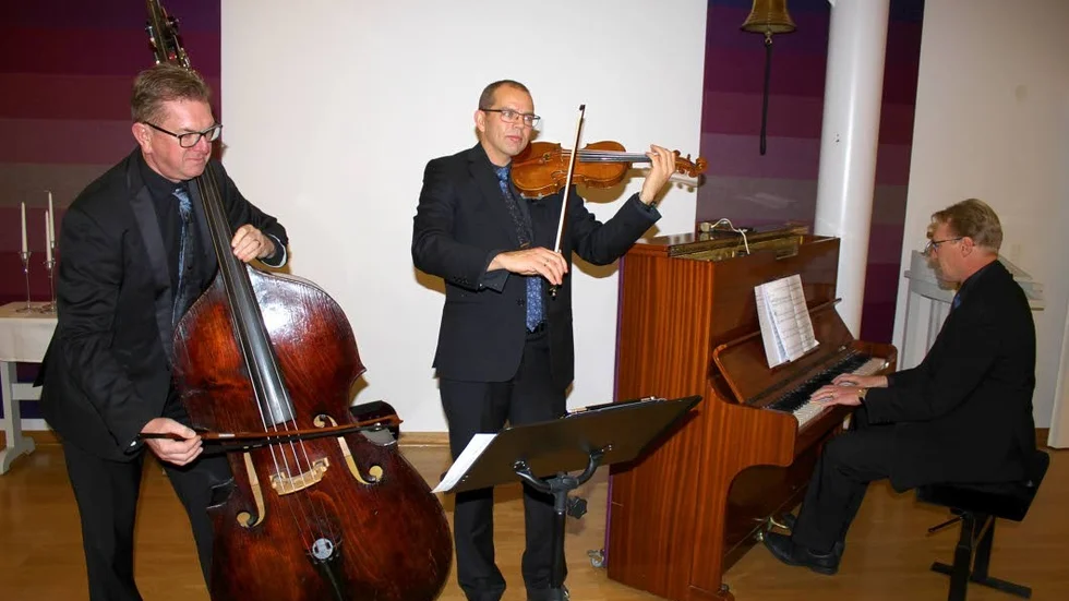 Rena succén blev det när Trio de Lyx framträdde i Hällestads församlingshem, från vänster Jan Duda, Mikael Wenhov och Lennart Langer.
