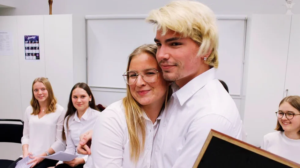 Victoria Smith Lind, 18, får äran att vara lucia i år. Här gratuleras hon av Linus Söderlund som också är med i luciatåget.