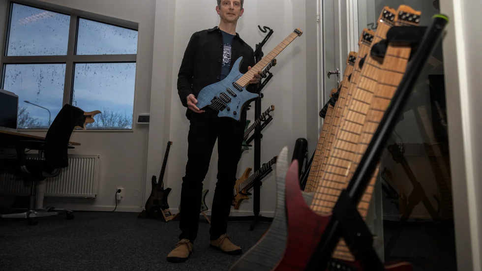 Ola Strandberg, 55, började tillverka gitarrer i garaget i Bärby hage. Nu tillverkas de i fabriker utomlands. 