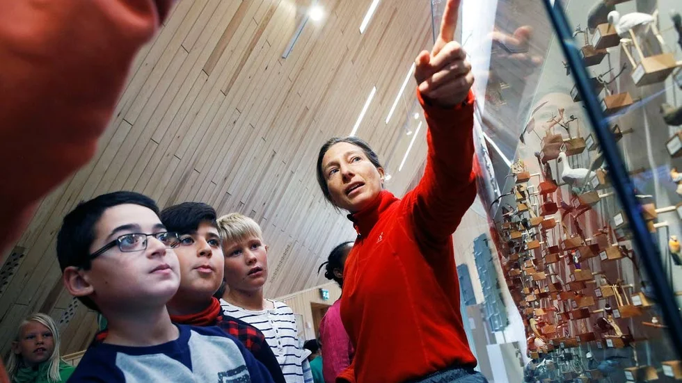 Ellen Hultman, våtmarkssamordnare på Länsstyrelsen Östergötland tar emot skolbarn på Naturum Tåkern (Arkiv).