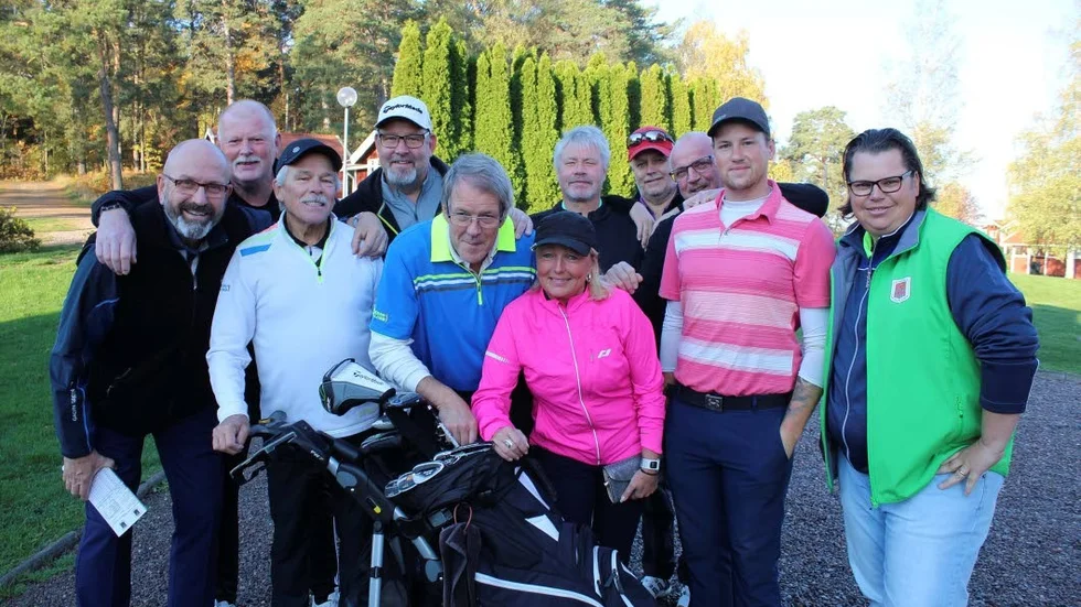 Några av spelarna från Bråvikens golfklubb, som hade avslutningstävling i Finspång. Längst till höger Jonas Abrahamsson, klubbchef i Finspång och dagens värd.
