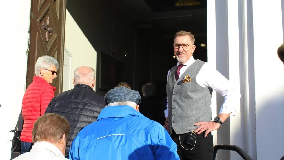 Per-Erik Störe tog själv emot de 570 gästerna när de kom til Risinge kyrka på lördagseftermiddagen för att delta i galan som gav pengar till cancerforskning.