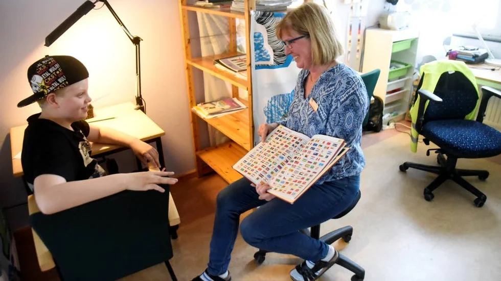 Resurspedagogen Birgitta Jacobson tillsammans med eleven Bruce Jönsson i mitten av ”Kärnan”.