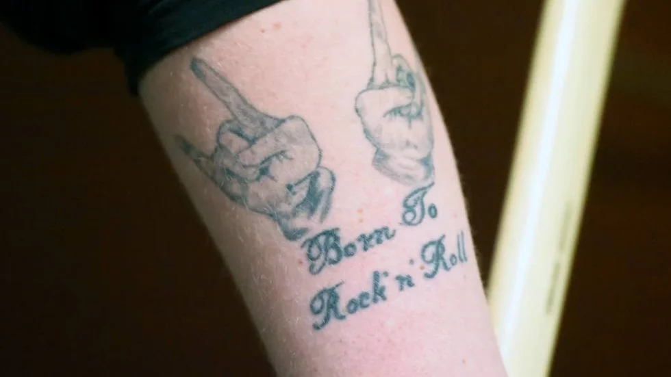 Mikael Skotts tatueringar ger en klar vägledning om vad han vill ägna sig åt i livet.