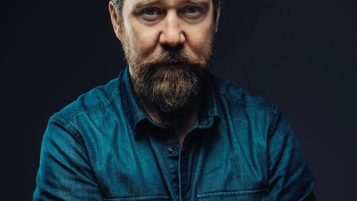 Jesper berättar att han gärna gör fler filmroller i framtiden, om det bara går att kombinera med jobbet som teaterskådespelare.