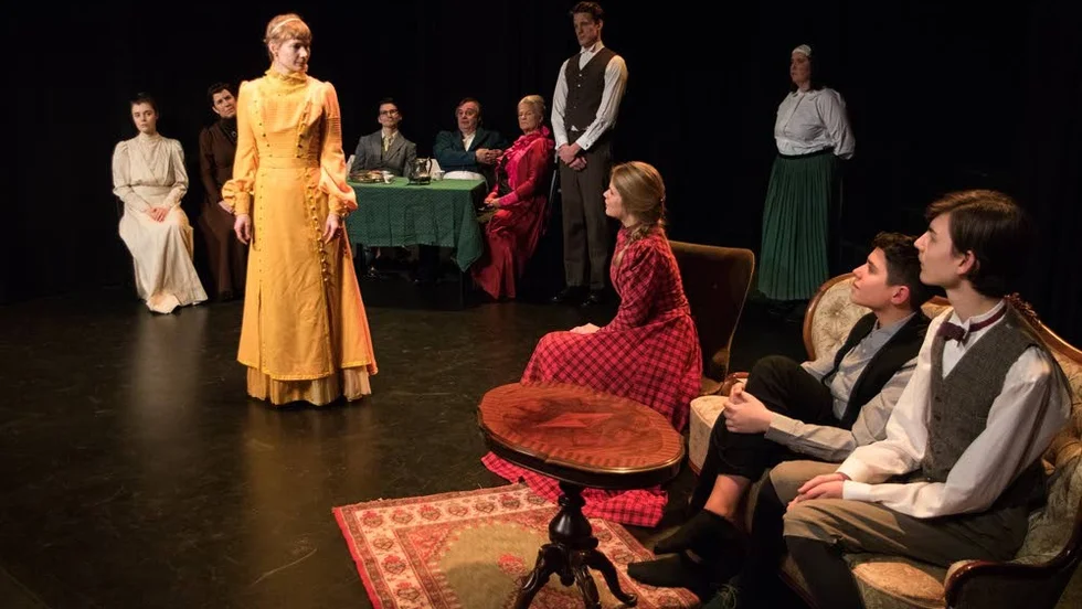1800-talsdrama. Emma Friberg, i gult, spelar Ester i Kvartersteaterns uppsättning av Lefflers "Skådespelerskan". Premiär den 10 mars.