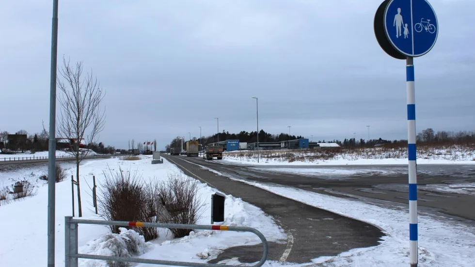 Kör. Ett stort antal bilister kör in och ut från utfarten, trots att det förbjudet, eftersom det är gång- och cykelväg vid platsen.