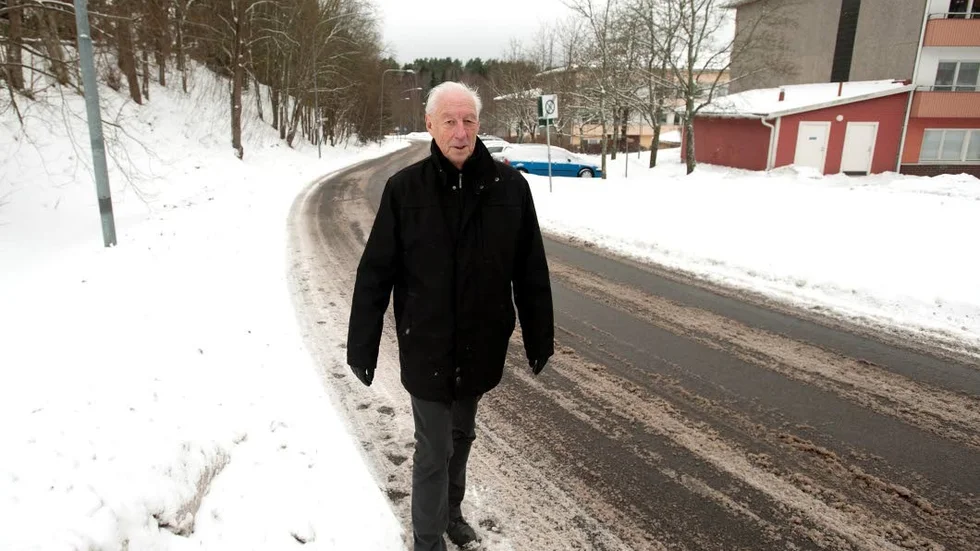 Frågor till alla partier. Sture Valund är ordförande i Åby-Jursla vägförening.