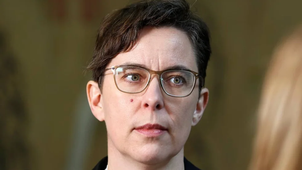 Kammaråklagare Helene Gestrin bägär på nytt åtalsförlängning i målet där en man är häktad och en har lämnat landet.
