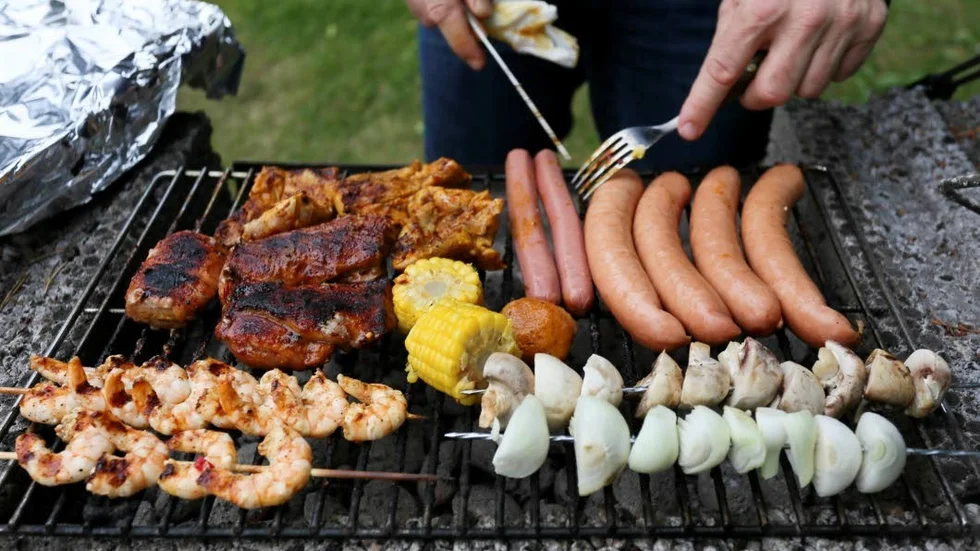 Nu är grillförbudet när det gäller den egna tomten hävt. Eldningsförbudet gäller dock fortfarande.