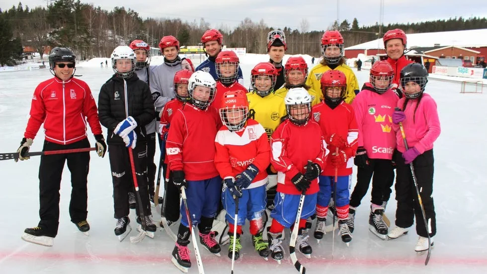Skridskoträning. Det hade Faik bandy under sportlovet på Grosvad. Här ses några av deltagarn och ansvarige Jocke Lrsson längst till höger.