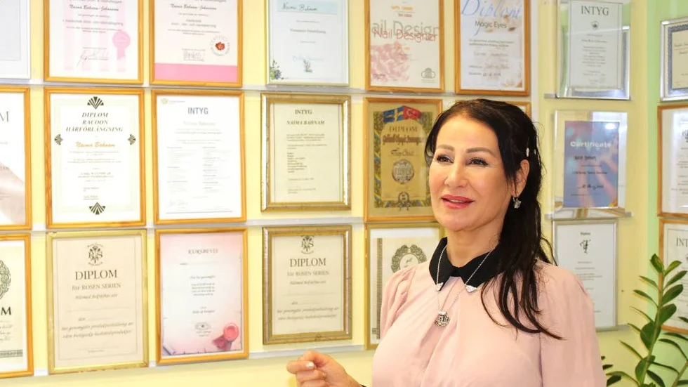 Skönhetssalongens väggar pryds av alla certifikat Naima Bahnam Johansson skaffat sig genom åren.