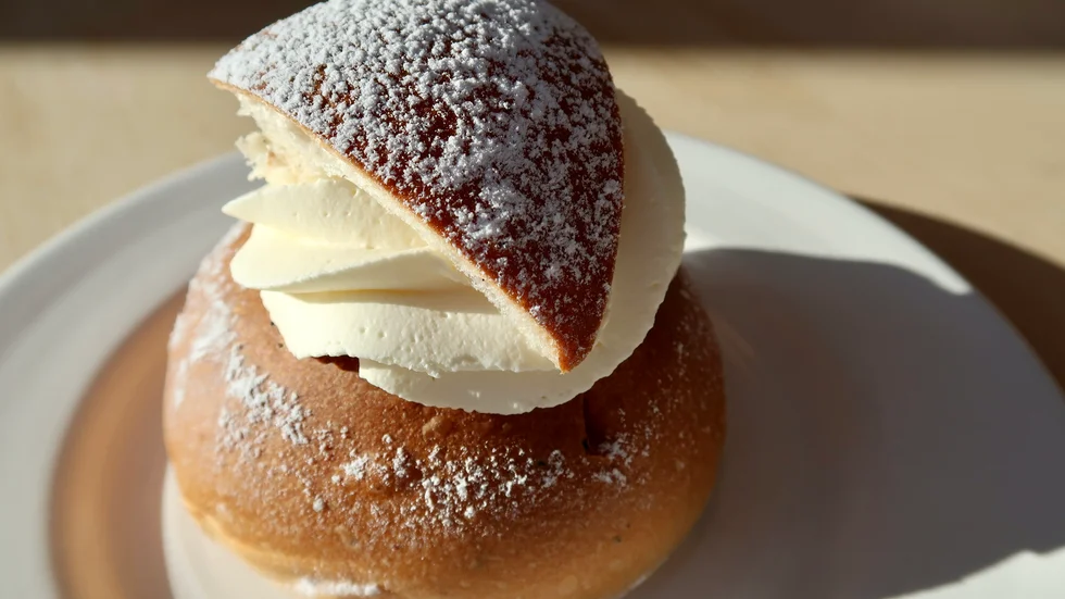 Årsmötet avslutades med semla och kaffe.