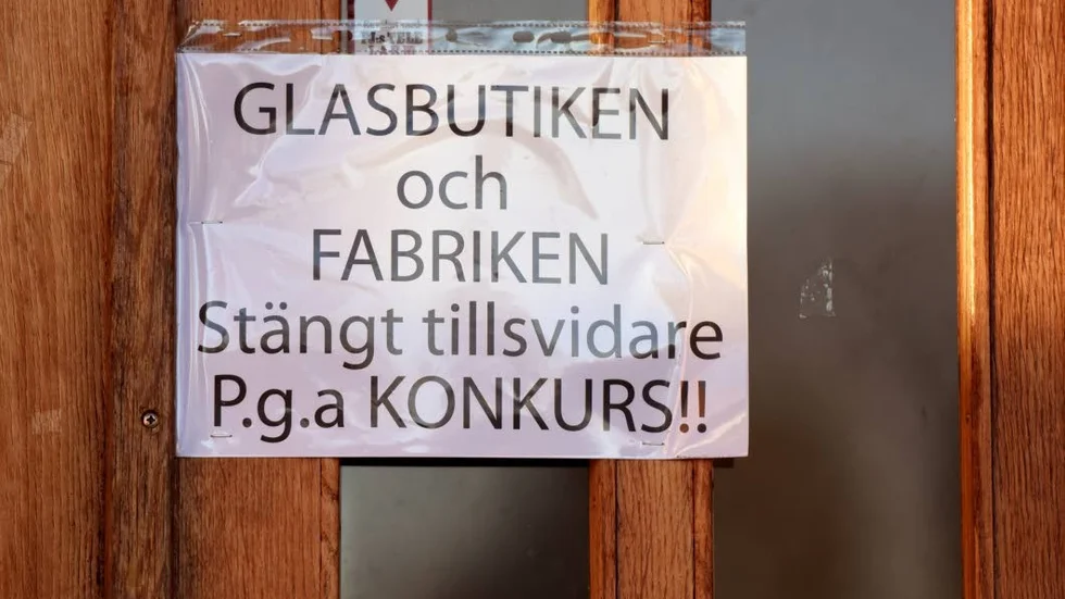 Den här informationen möts eventuella besökare av vid ingången till glasbruket.