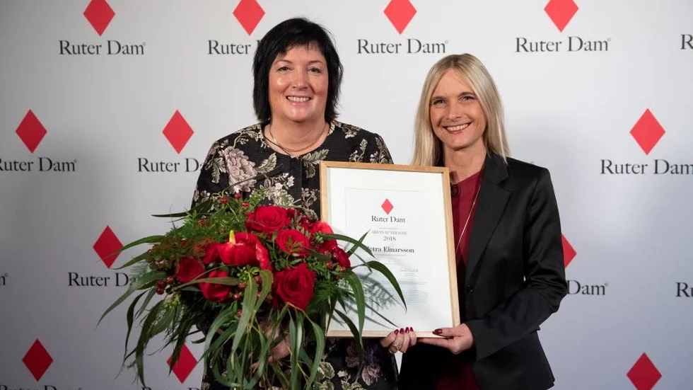 Petra Einarrson uppvaktades med blommor och diplom av Marika Lundsten som är vd på Ruter Dam.