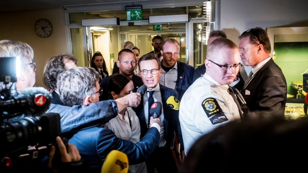 Försöken att få till en regering i Sverige har fått alla fördämningar att släppa hos somliga mediebolag, skriver Widar Andersson idag.