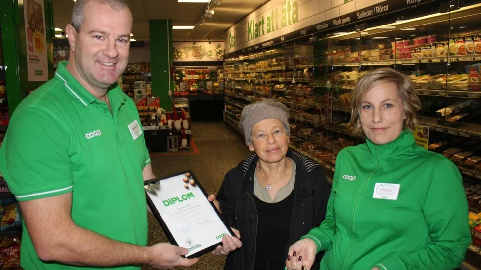 Elisabet Booth i Skärblacka handlade mest hållbart det gångna året bland Coops medlemmar i Östergötland. Här får hon diplom av Anders Svensson, vd Coop Finspång och till höger butikschefen Anna Hållqvist, Skärblacka.