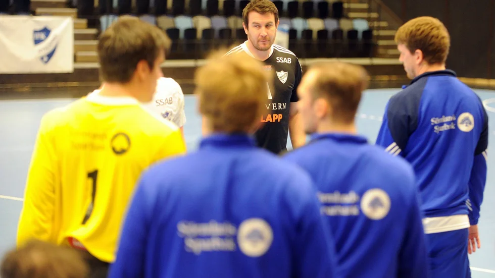 IFK-tränaren Tobias Johansson ska lotsa sina killar igenom åtminstone två matcher till den här säsongen.