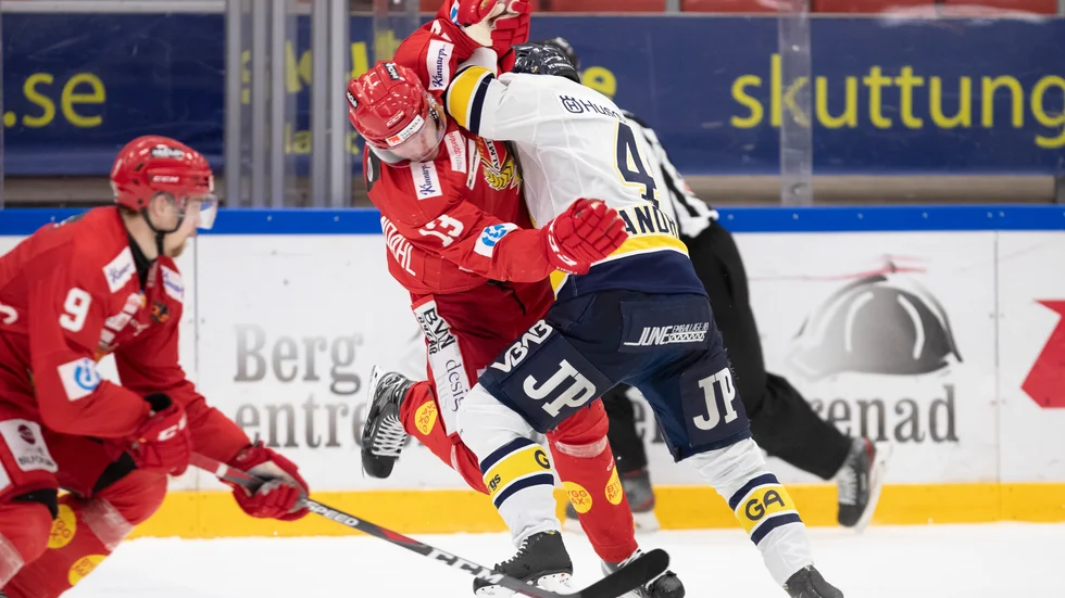 Tobias Liljendahl åker på en tryckare av HV71:s Emil Andrae. Liljendahl gjorde Almtunas ena mål i matchen. Det andra gjordes av Hampus Harlestam, i vänster bildkant.