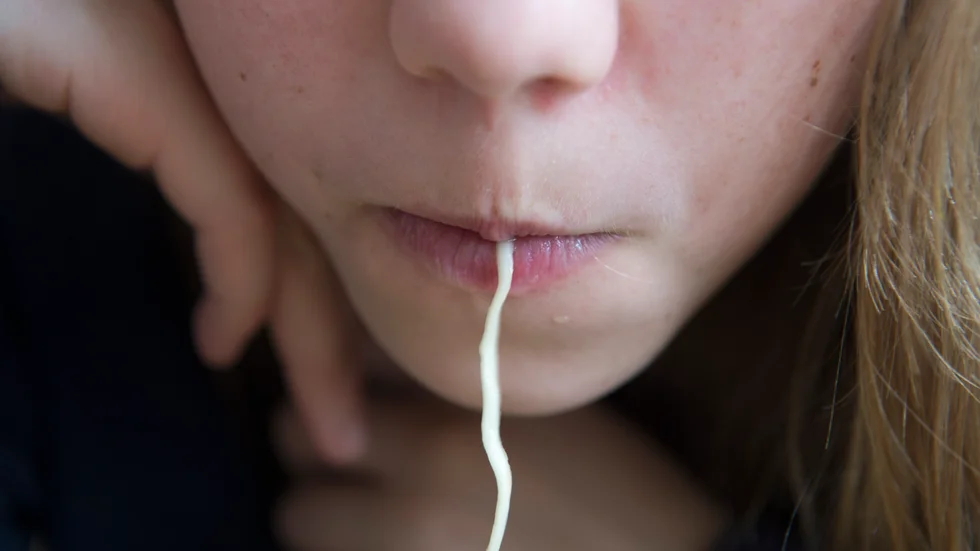 För många barnfamiljer är inte frågan kött eller vegetariskt hemma, utan att det blir mat överhuvud taget, tror insändarskribenten, som lyfter fram förmånen med den svenska skolmaten.