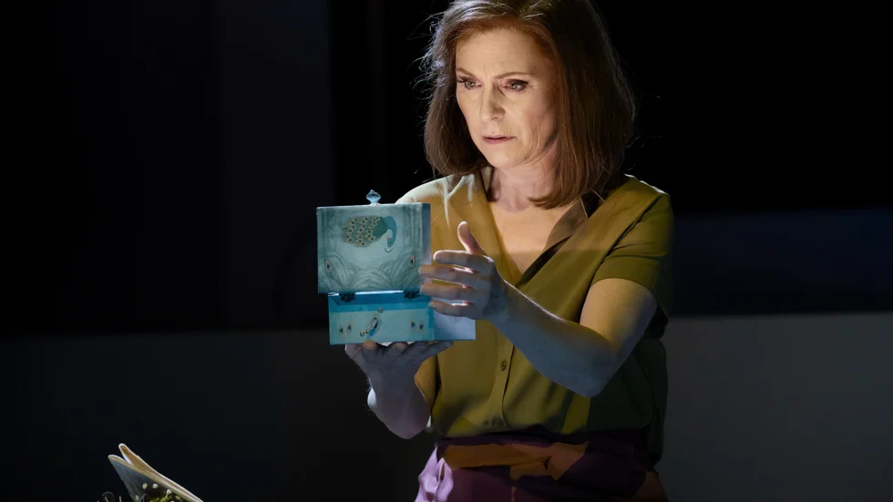 Helen Sjöholm är dragplåstret i musikalen "Next to normal", vars nypremiär flyttas fram några dagar på grund av sjukdom i ensemblen.