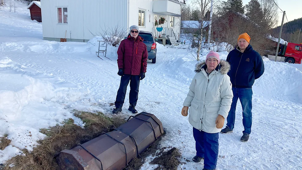 Gunnar Halin, Rigmor Åström och Robert Johansson i Ubbyn vid Rigmors hus där fibern är nedgrävd. " Vi har hela tiden fått höra att man ska koppla på bredbandet med 1-2 veckors mellanrum. Det är ännu inte påkopplat, fast allt skulle ha varit klart till oktober", säger Robert Johansson.