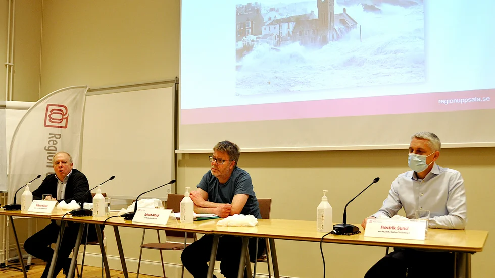 Med en bild på en vågbrytare i Cornwall inledde Mikael Köhler presskonferensen som handlade om omikronvågens härjningar i Uppsala.