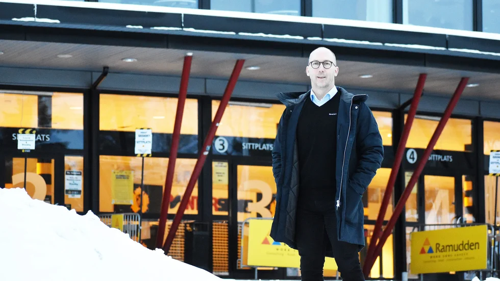 Mikael Lindgren, AIK:s förra sportchef, följer sin gamla klubb med stort intresse. Privat trivs han med livet, men åkte på en riktig skräckskada i somras när han åkte vattenskidor.