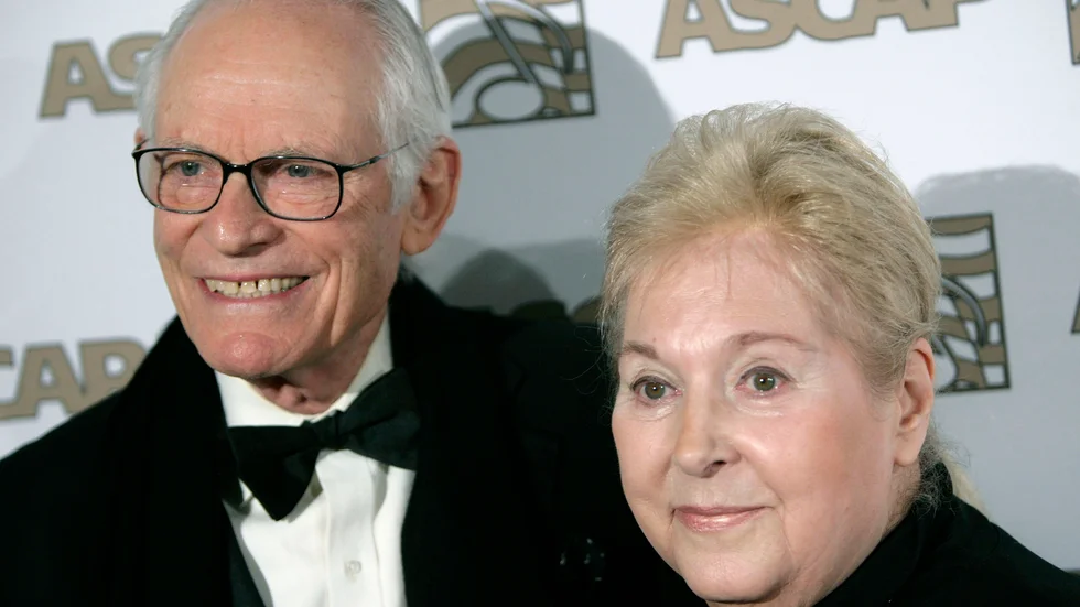 Alan och Marilyn Bergman på en gala i Kalifornien 2008. Marilyn, till höger, har gått bort 93 år gammal.