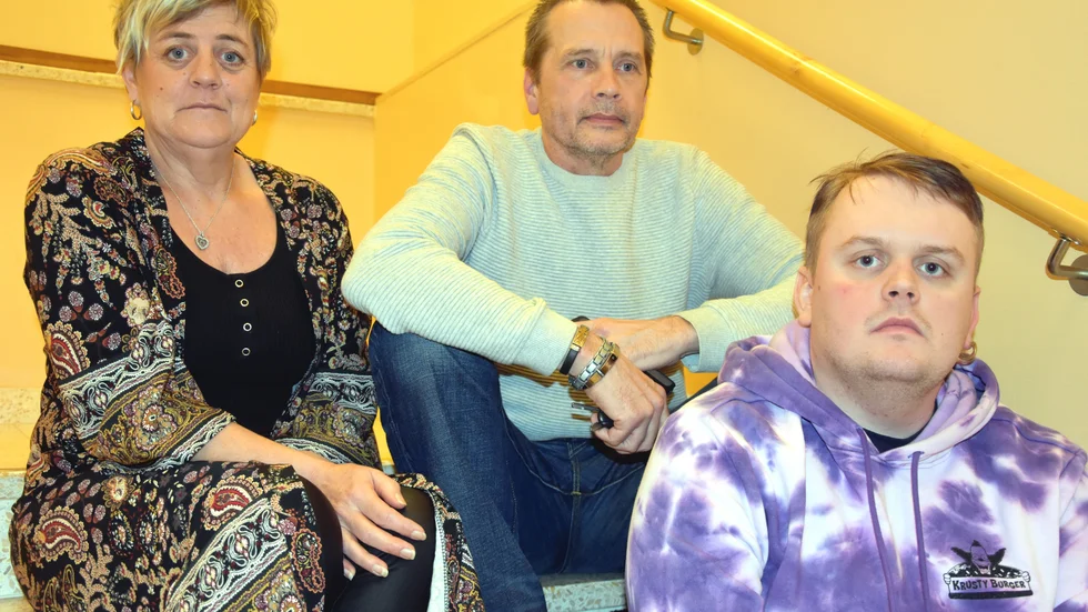 "Det gör ont att se att ingen agerar. Det som krävs är att någon politiker tar stafettpinnen och säger "följ mig", säger Roger Gunnari med medhåll av Linus Gunnari och Karin Strömbäck.