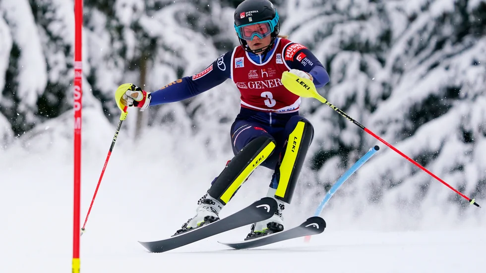 Anna Swenn Larsson på väg ned till tredjeplatsen i Kranjska Gora i söndags. I kvällens slalom i Schladming körde hon ur tidigt i det första åket.