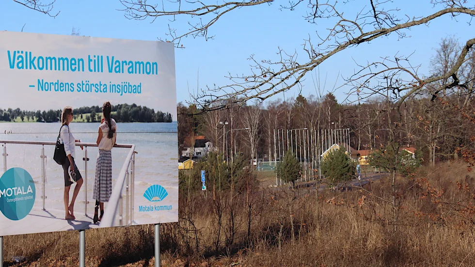 Motala kommun efterlyser en busslinje till Varamon. Särskilt som det planeras för nya ishallar i området till höger om skylten.