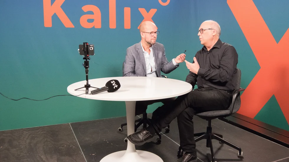 Kalix kommuns stabschef Kenneth Björnfot (till höger) intervjuas av Reine Sundqvist, informationsansvarig i kommunen, under en presskonferens med anledning av it-attacken i december.