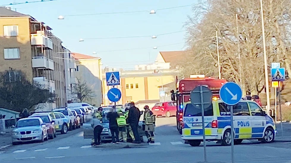 Olyckan inträffade på Odalgatan. En bilist körde rakt in i trafikdelaren.