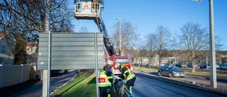 Trafiken på Brunnsgatan stoppades – stor skylt hotade blåsa ned