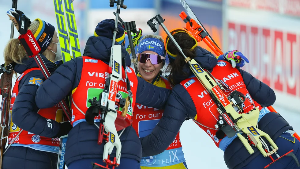 Anna Magnusson åkte i mål som tvåa och grattades av lagkompisarna.