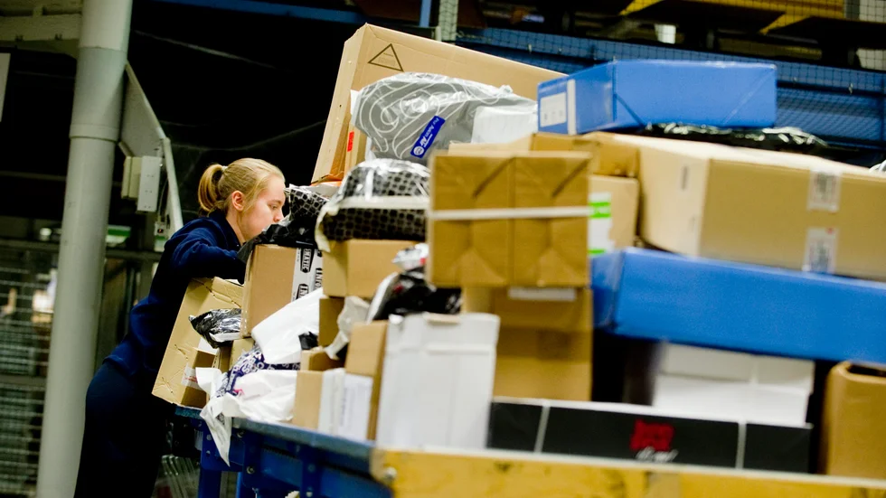 Ett paket med en stor mängd narkotika hittades i Malmö. Två unga Norrköpingskillar har häktats misstänkta för grov narkotikasmuggling.