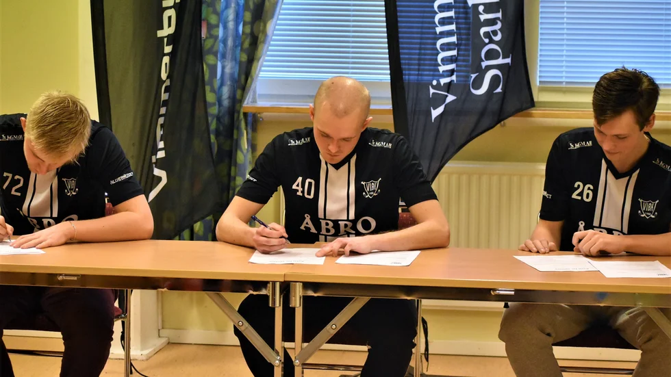 Hampus Carlsson, Adrian Brorsson och Elias Travtjenko är alla klara för två nya år i Vimmerby IBK.