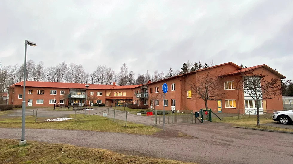 En anställd på Skogsgårdens äldreboende fick jobba trots bekräftad covidsmitta. Ett beslut taget i en krissituation enligt verksamhetschefen. 